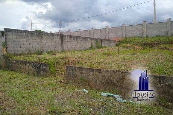 TERRENO COM OBRA PERTO DO FÓRUM EM VARGINHA MG (1)