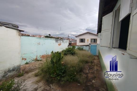 CASA COM PREÇO BAIXO BEM LOCALIZADA AO LADO DO CENTRO (11)
