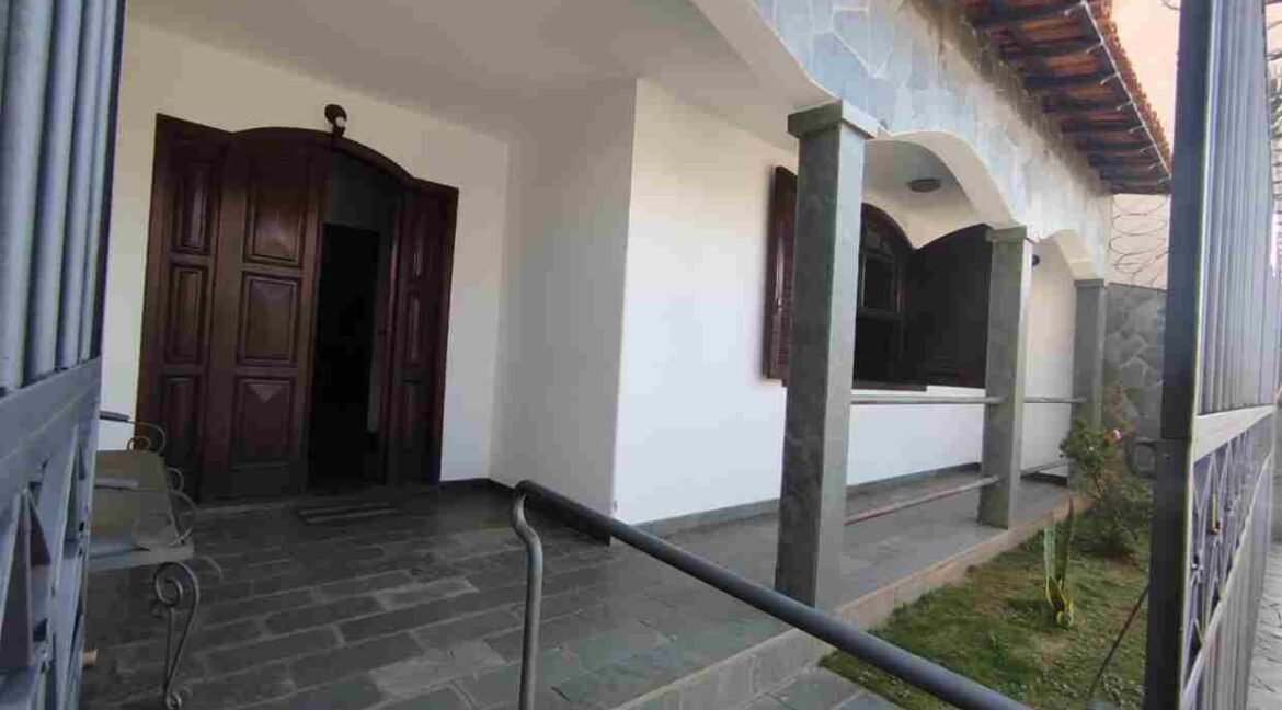 CASA NO CORAÇÃO DO CENTRO EM VARGINHA MG (1) (Copy)
