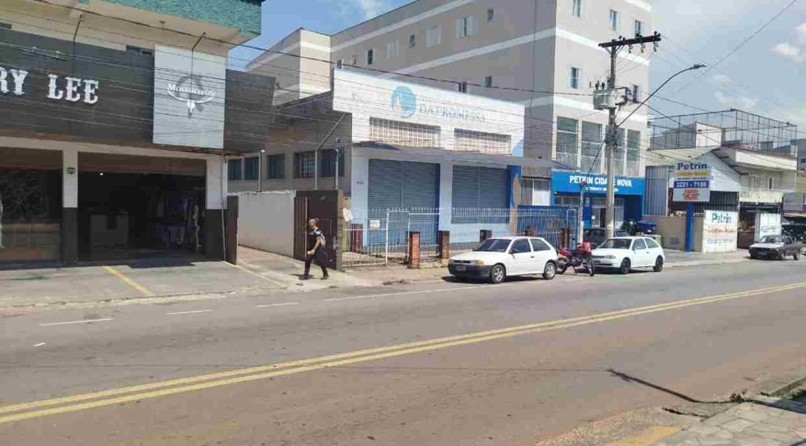 GALPÃO NA AV. DOS IIMIGRANTES EM VARGINHA MG (3) (Copy)